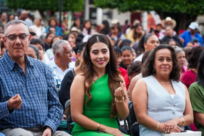 CON ÉXITO TOTAL YOHANA MENDOZA FESTEJA A LAS MAMÁS; VIVEN NOCHE DE CONCIERTO Y BAILE EN LA PLAZA PRINCIPAL DE ARIO