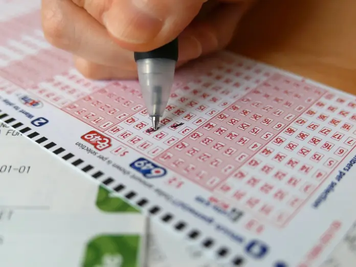 Hombre se gana la Lotería, pero su novia le robo todo