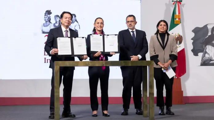 PRESIDENTA CLAUDIA SHEINBAUM FIRMA DECRETOS QUE MEJORAN LAS CONDICIONES LABORALES DEL MAGISTERIO: SE FACILITA LA MOVILIDAD Y SE REDUCE LA EDAD DE JUBILACIÓN