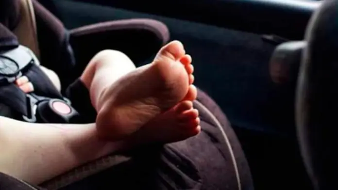 Muere bebé tras estar 9 horas encerrado en un coche