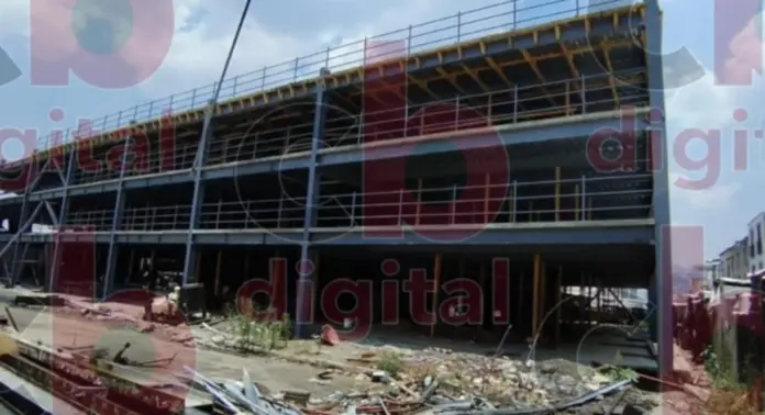 Nos dan atole con el dedo, los concesionarios del estacionamiento en Mercado Independencia; afirma Alfonso Martínez