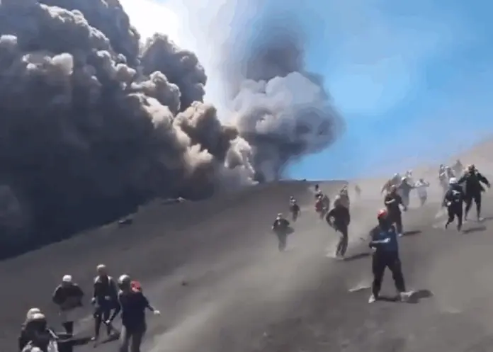 Revelan video de turistas huyendo tras erupción del volcán Etna