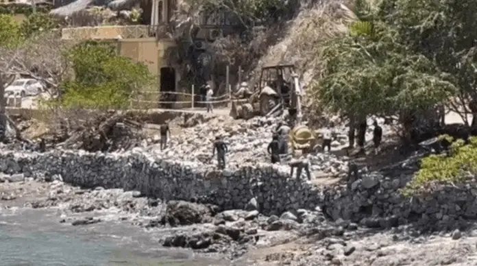 Derriban muro que bloqueaba acceso a la playa en Sayulita