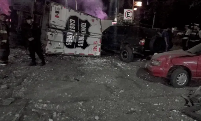 Tráiler choca y se incendia en caseta de cobro en Sinaloa