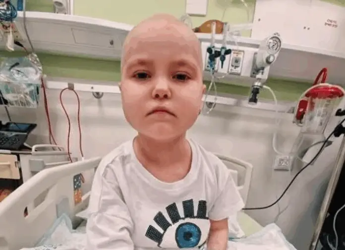 Niña ucraniana que huyó a Israel para recibir tratamiento contra la leucemia