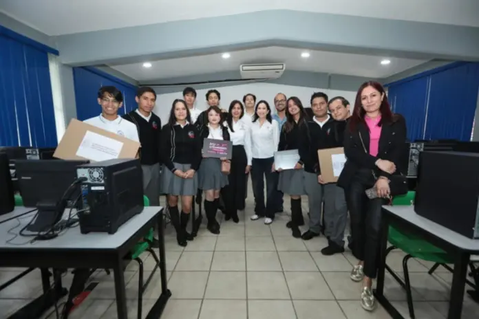 En Queréndaro equipan con sistema de cómputo el CEB 6/10: Diana Caballero