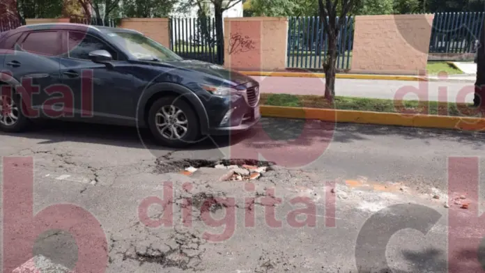 Grandes baches en Av. Universidad, ponen en riesgo a la población