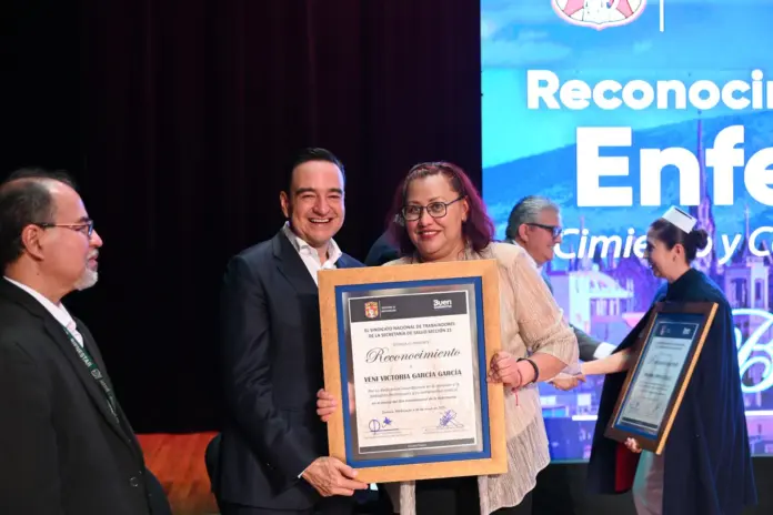 Carlos Soto hace historia al recibir en Zamora el homenaje estatal a enfermeras y enfermeros