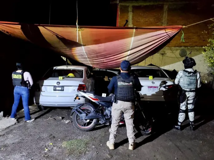 FGE en cateo recupera siete vehículos con reporte de robo y asegura 447 dosis de narcótico en Tarímbaro