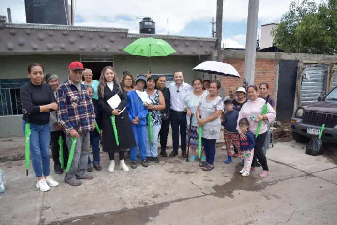 Fausto Vallejo Mora escucha y dialoga con vecinos de la colonia Lomas del Punhuato.