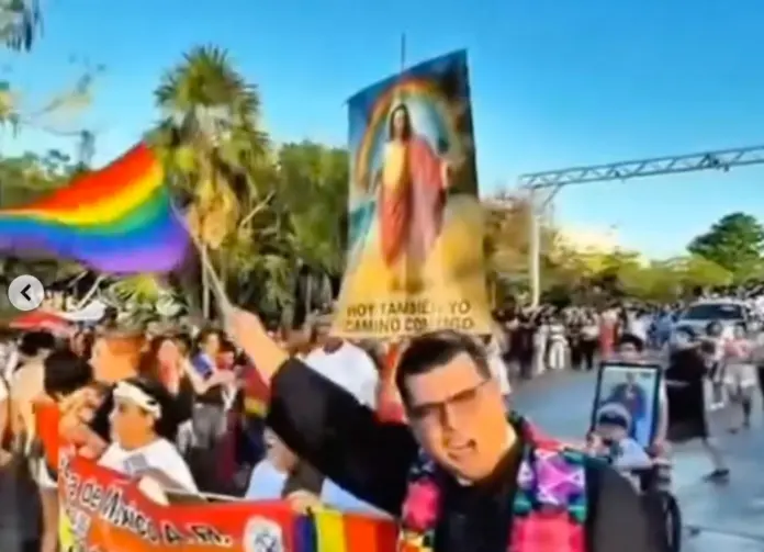 #Video: 'Histórico' Iglesia católica participa en marcha LGBT de Cancún