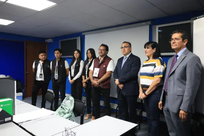 UMSNH facilita trámites a la comunidad nicolaita; instalan oficina móvil del SAT