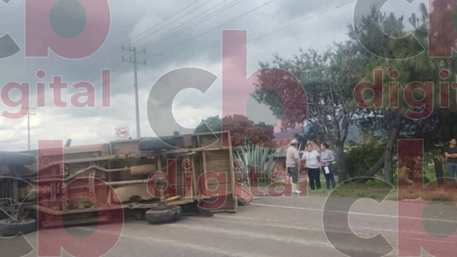 Camión termina volcado en la Morelia-Pátzcuaro Camión termina volcado en la Morelia-Pátzcuaro