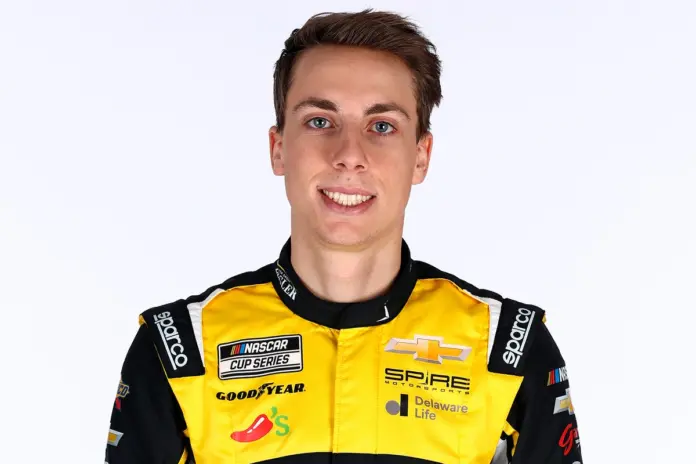 Multan a piloto de la F1 de escudería NASCAR por llamar 