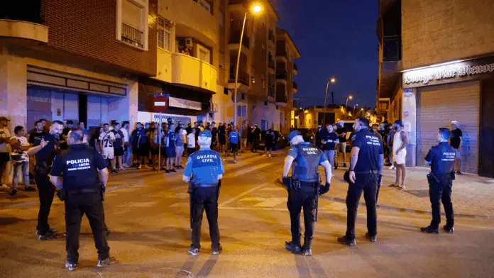 Ocho detenidos tras enfrentamientos violentos entre grupos de extrema derecha y migrantes en España