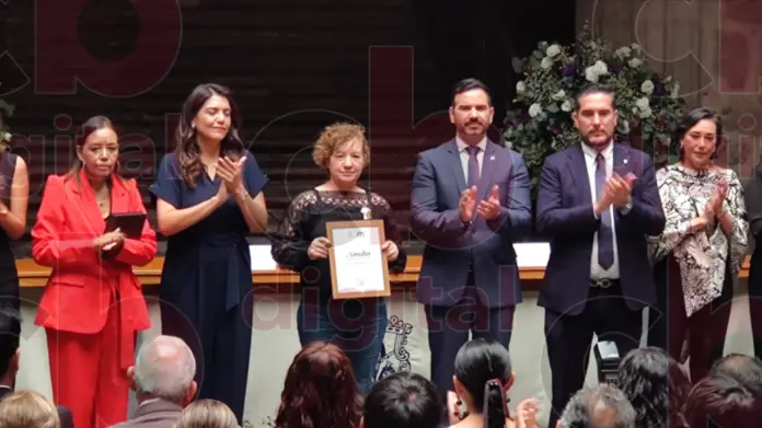Verónica Villaseñor Ferreyra es galardonada con Presea Amalia Solorzano Bravo, por su lucha de justicia para su hija