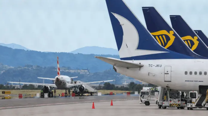 Hombre muere tras ser succionado por un motor de un avión en Italia