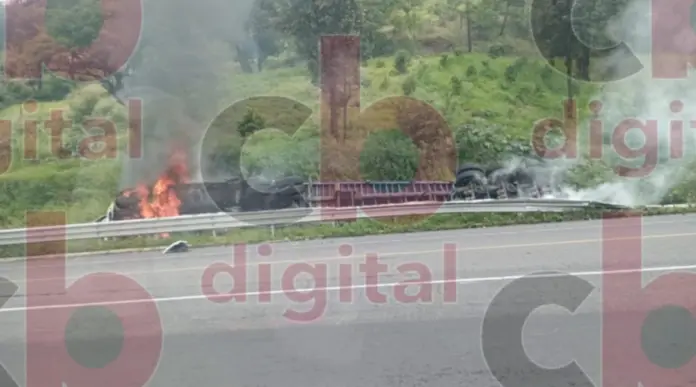 Tráiler vuelca y se incendia en la Siglo XXI