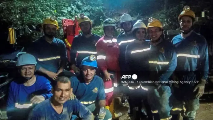Salvan a 18 mineros en exitosa operación de rescate