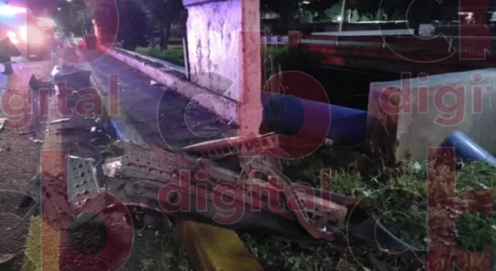 Por veloz cae con su auto a las vías férreas en Morelia