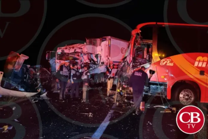 15 heridos deja choque de autobús con estudiantes en La Piedad