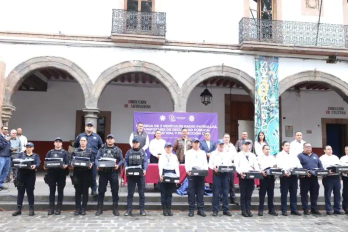 Julio Arreola refuerza la seguridad pública con entrega de patrullas y uniformes