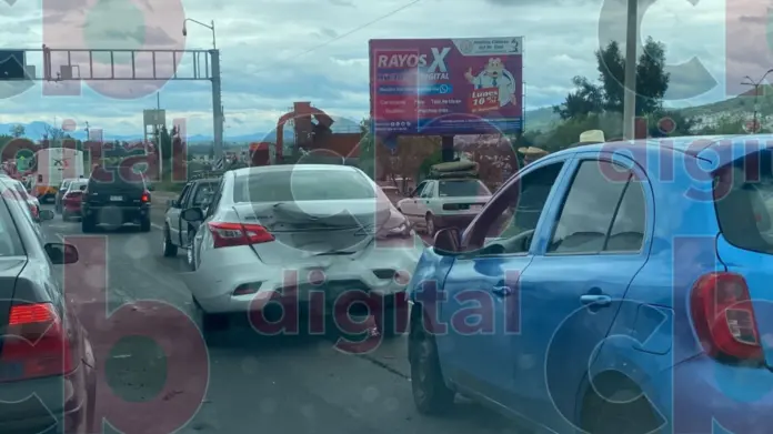 Una mujer estuvo a punto de ser aplastada por un tráiler en Morelia