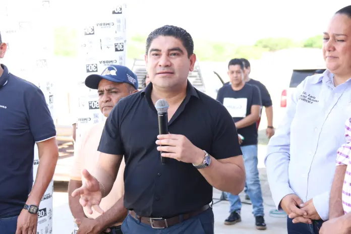 Inicia Pablo Varona techo elevado en Primaria de La Parota en Huetamo