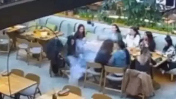 #Video: Le explota pila de celular a chica que desayunaba con sus amigas en restaurante