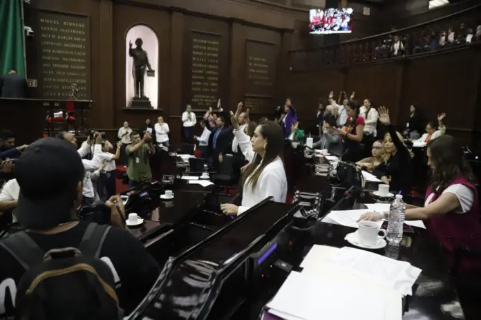 Acusan ilegalidad en reanudación de sesión del Congreso de Michoacán