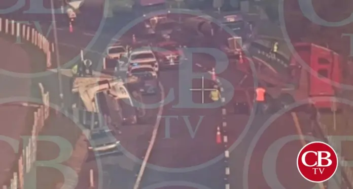 Tráiler se destroza al volcar en Maravatío