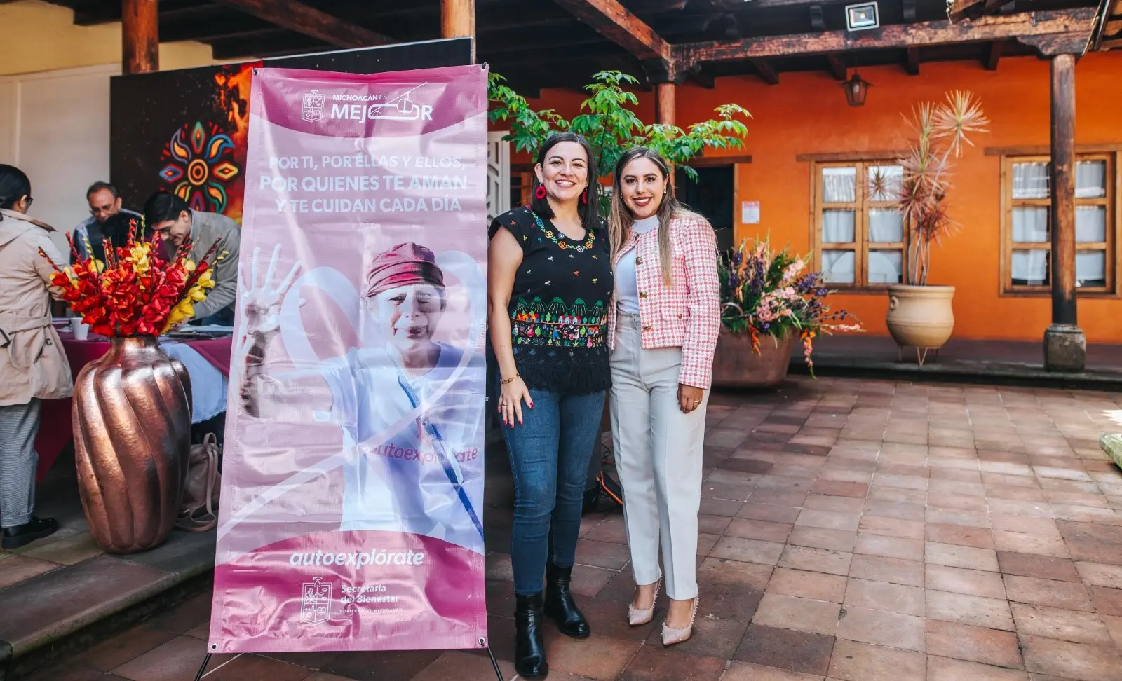 Salvador Escalante entrega becas a mujeres con cáncer y familias cuidadoras Salvador Escalante entrega becas a mujeres con cáncer y familias cuidadoras