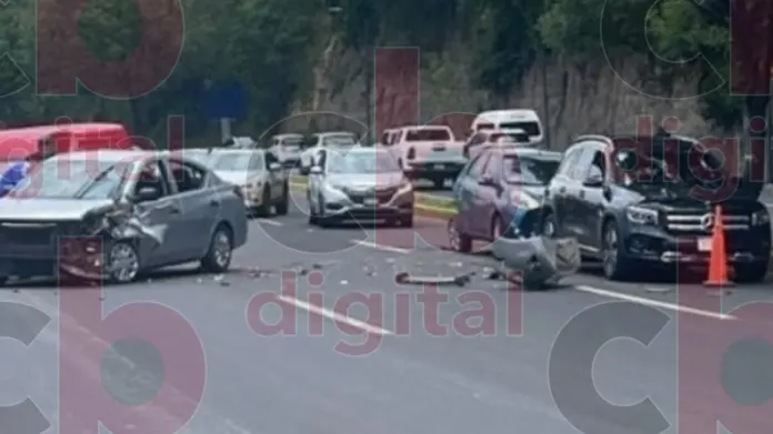 #Video: Auto sin control choca dos autos en el libramiento de Morelia