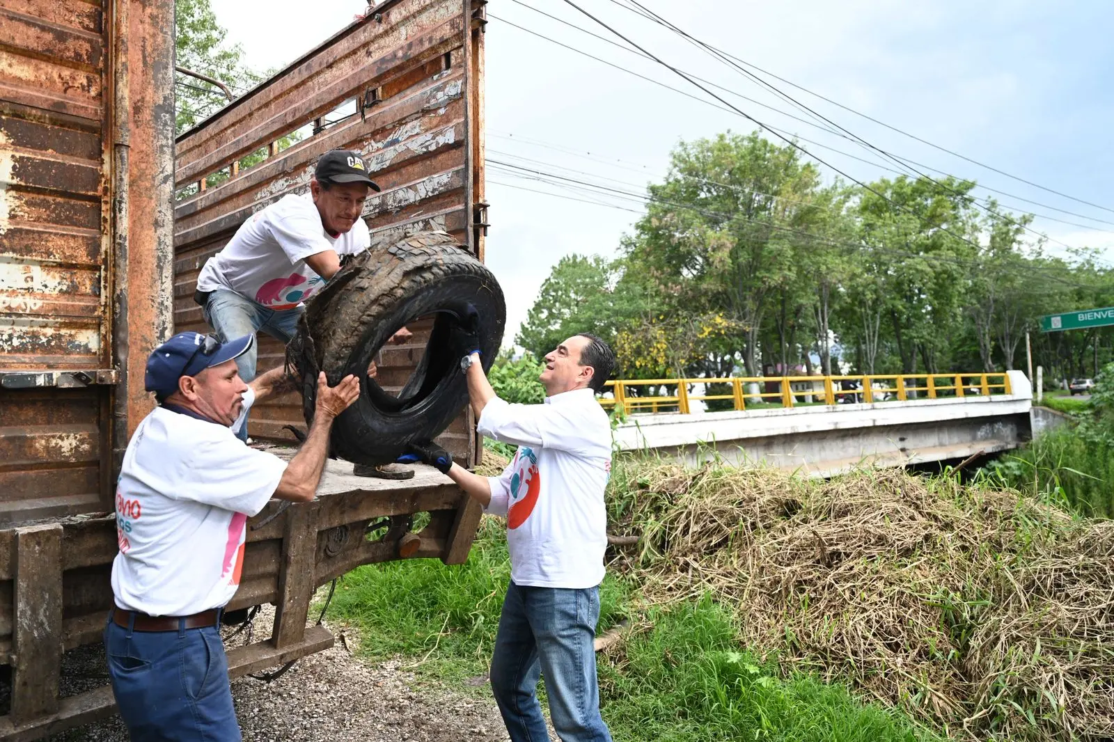 Carlos Soto encabeza faena de limpieza preventiva en el río Duero Carlos Soto encabeza faena de limpieza preventiva en el río Duero