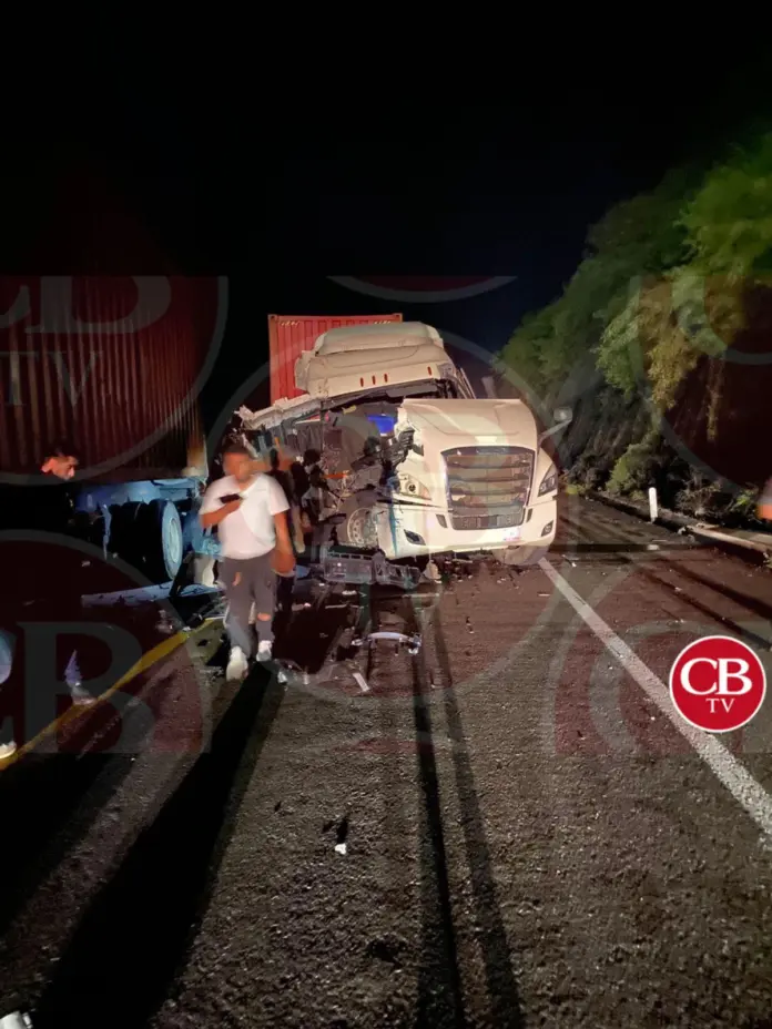 Un brutal choque entre dos trailers generó el cierre total de la autopista Siglo XXI