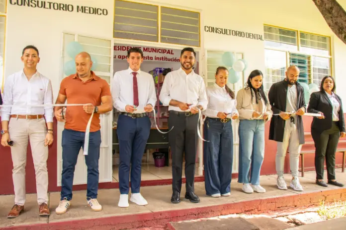 Alexis Velázquez inaugura nuevas instalaciones del consultorio médico