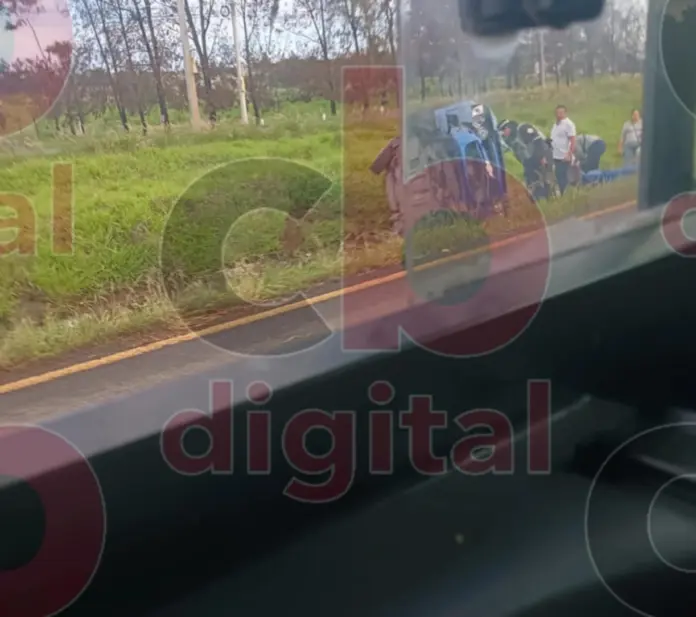 Vuelca auto en la Morelia-Pátzcuaro