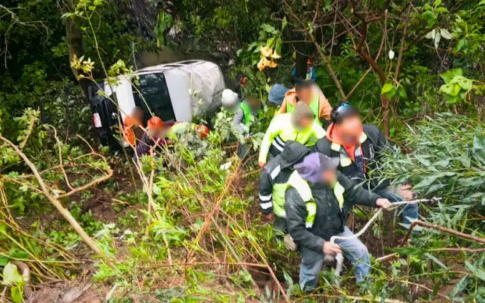 Camioneta con 18 trabajadores cae a barranco en Álvaro Obregón