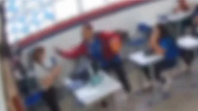#Viral: Alumno cachetea a maestra en pleno salón en Brasil