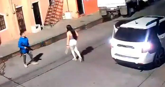 #VIDEO: Sujeto asesina a una mujer con un arma larga en Guadalajara 