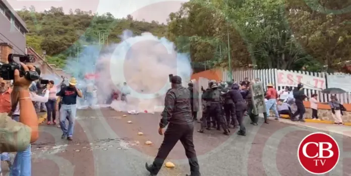 Desalojan con gas lacrimógeno a manifestantes