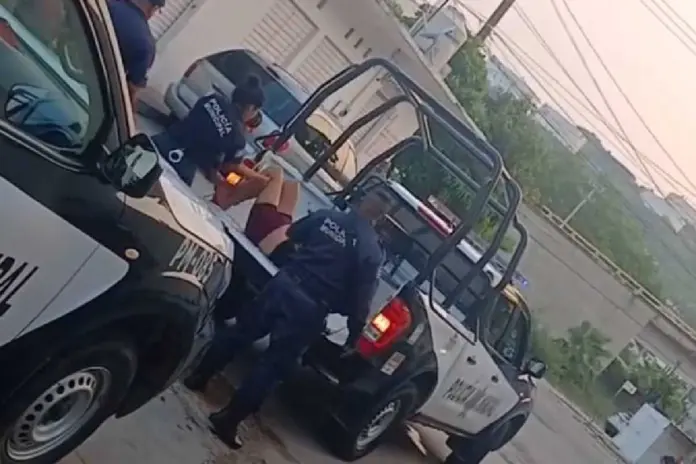 #Video:Abuso policial en Oaxaca: Policía agrede a mujer detenida