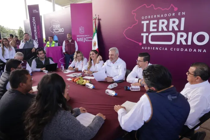 Con audiencia pública Bedolla tiende puente con población de Salvador Escalante