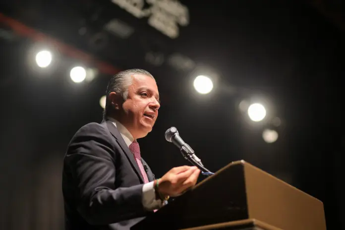 Secretario de Finanzas y Administración, Luis Navarro