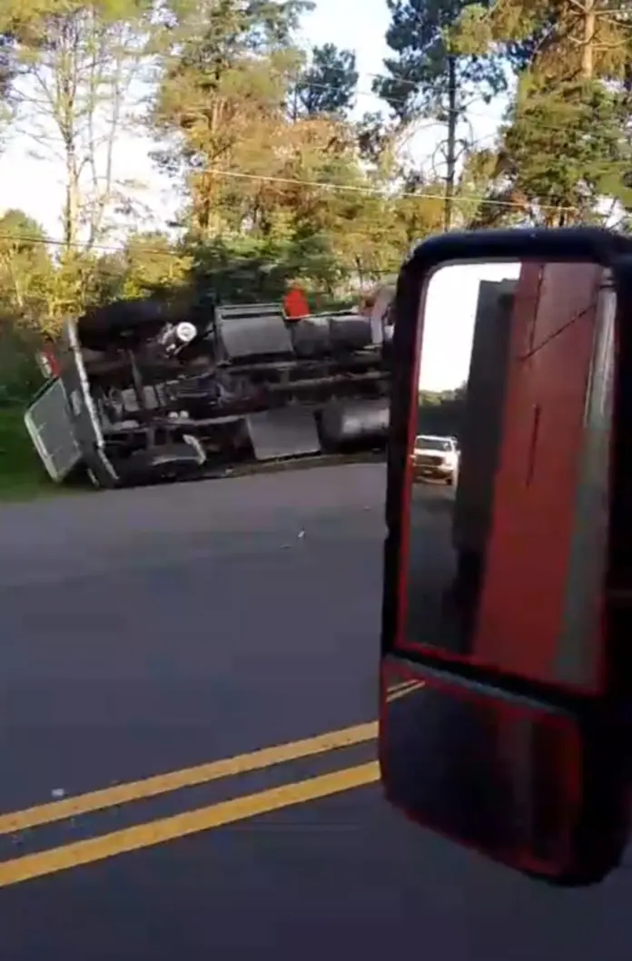 Tráiler cargado de fruta vuelca en la carretera a Uruapan-Paracho