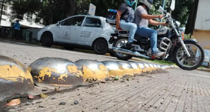 Uso de boyas metálicas como reductores de velocidad, genera riesgo para población
