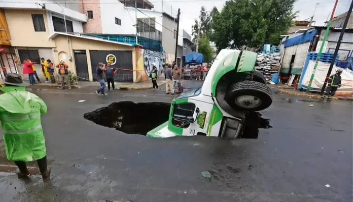 #Video: Captan momento en el que un camión de refresco se hunde en socavón en Iztapalapa