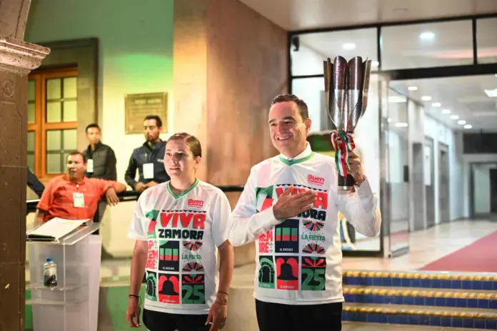 Carlos Soto Delgado encabezó ceremonia del 215 aniversario de la Independencia de México
