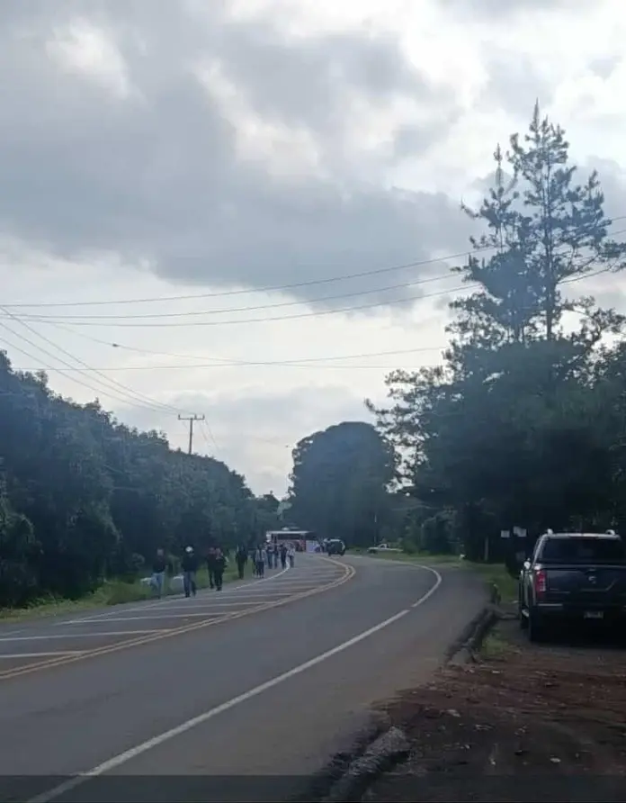 Bloquean carretera en Periban