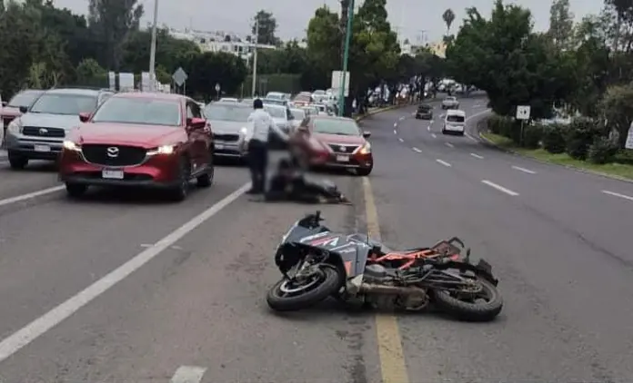 Aparatoso accidente frente a Casa Michoacán